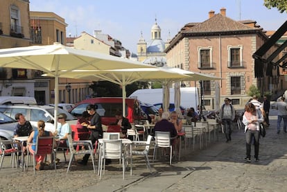 En el barrio de La Latina, como en tantas otras zonas del centro de Madrid, las terrazas de los bares y cafeterías ocupan parte de las aceras, mientras los coches, aparcados y en circulación dominan la calzada. |