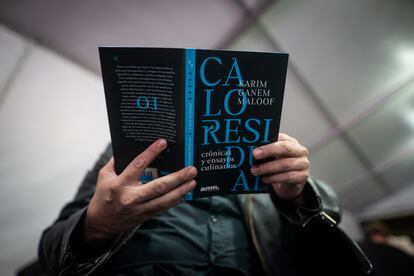 Hombre sostiene el libro de Karim Ganem Maloof, en la FILBO (Feria Internacional del Libro), en Bogotá