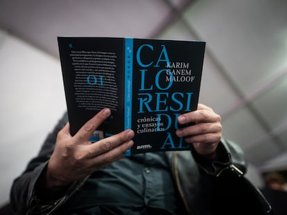 Un hombre sostiene el libro de Karim Ganem Maloof, en la FILBO (Feria Internacional del Libro), en Bogotá, el 20 de Abril de 2023.