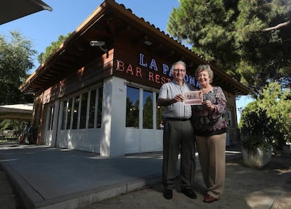 Simón González, propietario del restaurante La Paloma, junto a su mujer, Juani en la entrada del mismo.
 
 
 
 