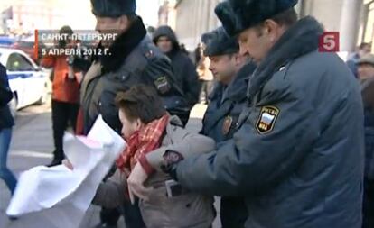 Agentes rusos detienen a Aléxei Kiselev.