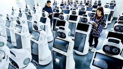 Control humano en una línea de montaje de robots asistentes, en una factoría de la ciudad china de Zhangye, provincia de Gansu.