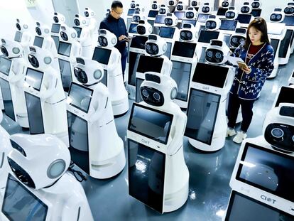 Control humano en una línea de montaje de robots asistentes, en una factoría de la ciudad china de Zhangye, provincia de Gansu.