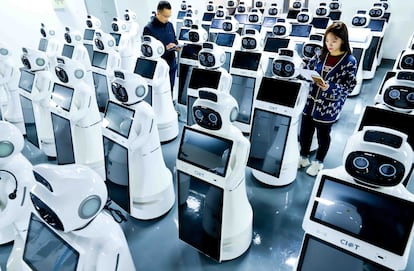 Control humano en una línea de montaje de robots asistentes, en una factoría de la ciudad china de Zhangye, provincia de Gansu.