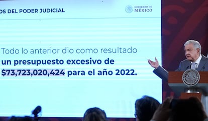 López Obrador muestra un calculo del presupuesto total de la Suprema Corte, el 5 de septiembre en Palacio Nacional.