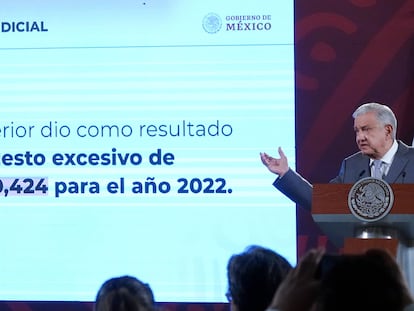 López Obrador muestra un cálculo del presupuesto total de la Suprema Corte, el 5 de septiembre en Palacio Nacional.