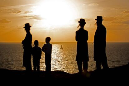 Judíos ultraortodoxos rezan frente al mar Mediterráneo en la ciudad de Herzliya, cerca de Tel Aviv (Israel) durante el ritual 'Tashlich', que tiene lugar antes del Yom Kipur, durante el cual los creyentes lanzan sus pecados al agua.