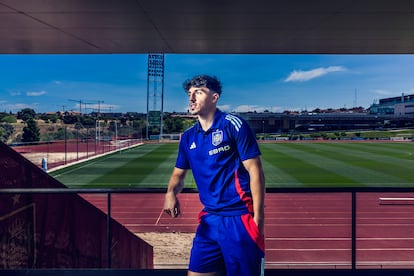Diego López, futbolista de la sub-21, se asoma a los campos de entrenamiento de la Ciudad del Fútbol de las Rozas, en Madrid.