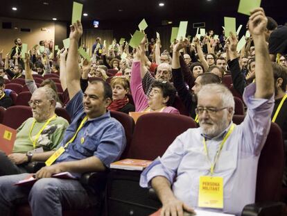 Els militants de la CUP durant la votaci&oacute;. 