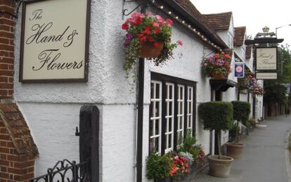 Exterior del &#039;pub&#039; y posada The Hand &amp; Flowers, en Marlow (Inglaterra).