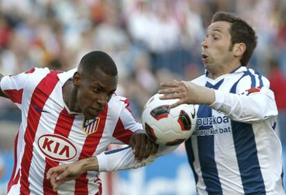 Atlético Madrid defender Luis Amaranto Perea fights for the ball with Real Sociedad's Raúl Tamudo.