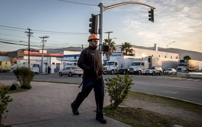 Un trabajador, en Tijuana (Baja California), una de las zonas más dependientes de EE UU.