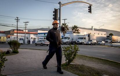 Un trabajador, en Tijuana (Baja California), una de las zonas m&aacute;s dependientes de EE UU.