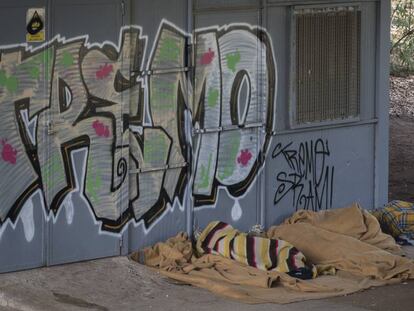 Personas durmiendo bajo en un puente de la estación del Nord de Barcelona.