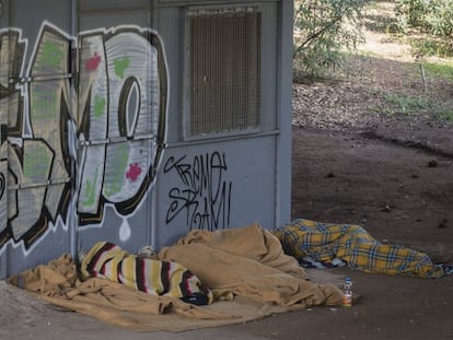 Personas durmiendo bajo en un puente de la estación del Nord de Barcelona.