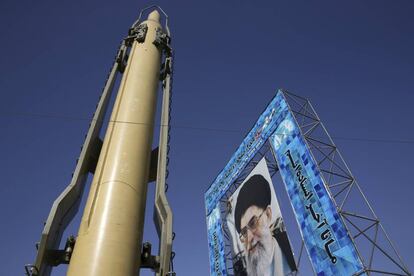 Un misil junto a una fotograf&iacute;a del Ayatollah Ali Khamenei.
 