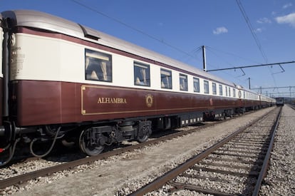 Exterior del vagón Alhambra, uno de los que conforman el convoy Al Ándalus. Otros trenes de lujo similares en España son el Transcantábrico Clásico, el Transcantábrico Gran Lujo y el Expreso de La Robla.