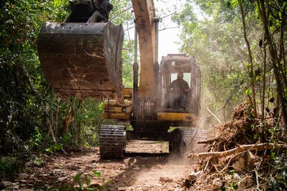 Una excavadora arregla el camino de la futura ruta de las lagunas, en el ejido Leona Vicario, en Quintana Roo, el 11 de mayo de 2023.