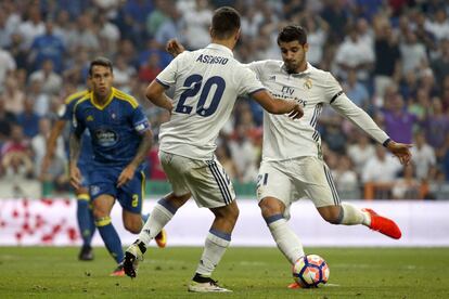 El delantero del Real Madrid, Álvaro Morata (d), se dispone a golpear el balón, para conseguir el primer gol del equipo.
