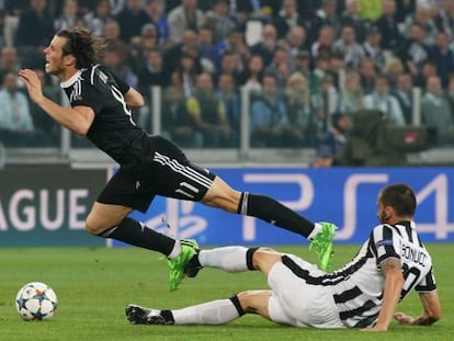 Bale sufre la entrada de Bonucci en el partido de ida.
