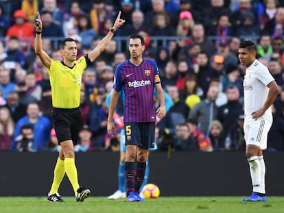 El árbitro hace la señal del VAR en el clásico de la temporada pasada en el Camp Nou.