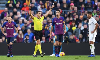 El árbitro hace la señal del VAR en el clásico de la temporada pasada en el Camp Nou.