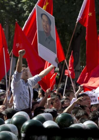 Manifestantes chinos protestan frente a la embajada japonesa en Pekín