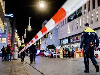 La policía acordona la zona donde tres personas fueron apuñaladas el viernes en La Haya (Holanda).