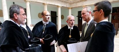 El presidente de la Generalitat, Alberto Fabra, con los rectores en el acto de inicio de curso de la Universitat de Val&egrave;ncia en 2013.