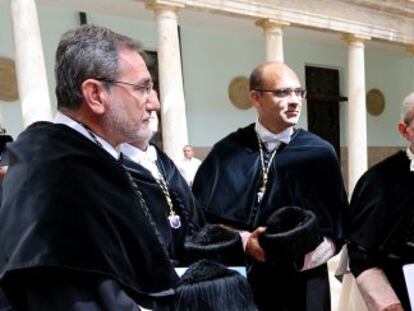 El presidente de la Generalitat, Alberto Fabra, con los rectores en el acto de inicio de curso de la Universitat de Val&egrave;ncia en 2013.