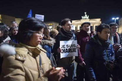 Centenares de personas participan en una concentración en memoria de las víctimas del ataque contra el semanario satírico "Charlie Hebdo" en París, en las cercanías de la Embajada de Francia en Berlín.