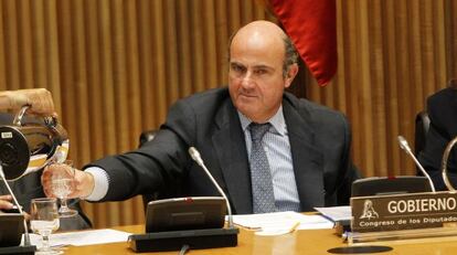 El ministro de Economía y Competitividad, Luis de Guindos, en la comparecencia, a petición propia, en el Congreso de los Diputados