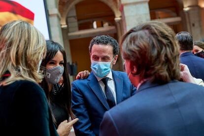 Edmundo Bal, en el centro de frente, en el acto institucional del 2 de mayo en Madrid, este domingo.