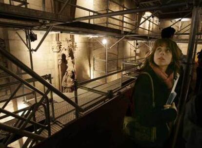 Los visitantes siguen los trabajos de restauración en el interior de la catedral de Santa María de Vitoria.