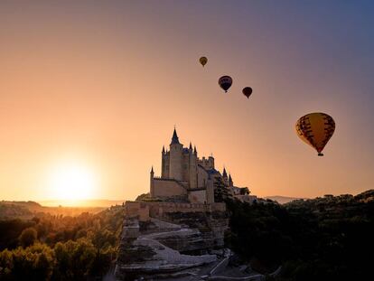 Alcázar de Segovia, amanecer desde un globo aerostático.