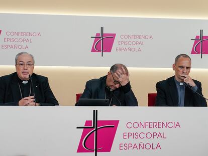 En el centro, el cardenal Juan José Omella, presidente de la Conferencia Episcopal Española, este lunes durante una rueda de prensa tras la asamblea de urgencia de los obispos españoles para valorar el informe del Defensor del Pueblo.