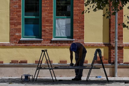 Un obrero de la construcción trabaja en una vivienda.