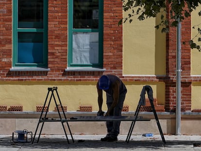 Un obrero de la construcción trabaja en una vivienda en Castilla y León.