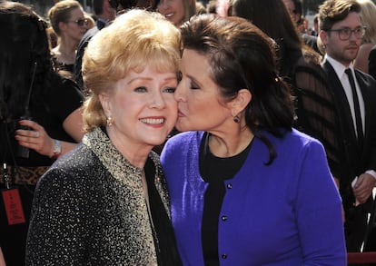 Debbie Reynolds junto a su hija, Carrie Fisher, en 2011.