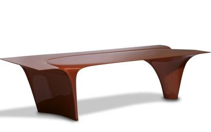 La mesa Mew de Hadid, fabricada en poliuretano de un único color.