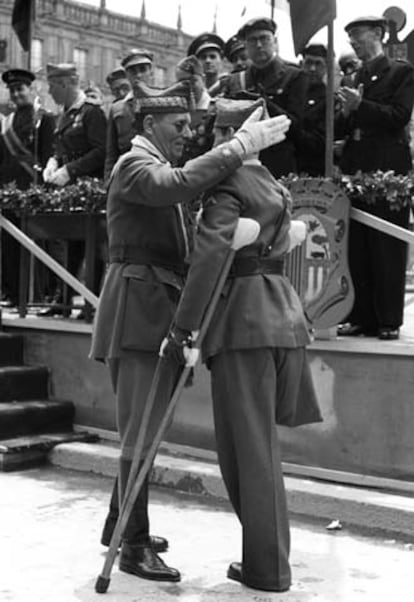 Salamanca, 4 de junio. El coronel Millán Astray (i), presidente de la Dirección General de Mutilados de Guerra por la Patria, felicita a un oficial mutilado en el homenaje y despedida de los voluntarios portugueses.