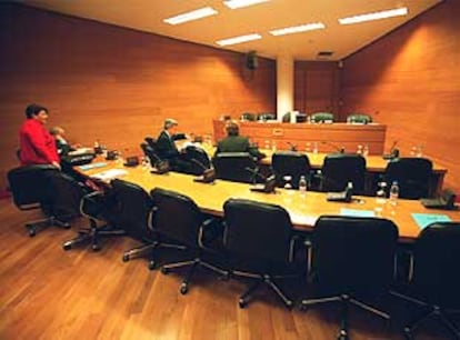 Los diputados del PP esperaron en vano en la sala de comisiones a que acudieran los socialistas.