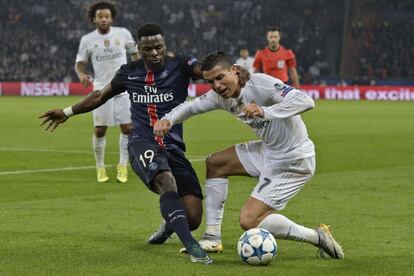 Cristiano Ronaldo con el defensa del Paris Saint-Germain, Serge Aurier.