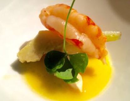 Camarones con alcachofas y crema ácida de huevo.