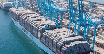 Un portacontenedores de Maersk en el puerto de Algeciras (Cádiz).