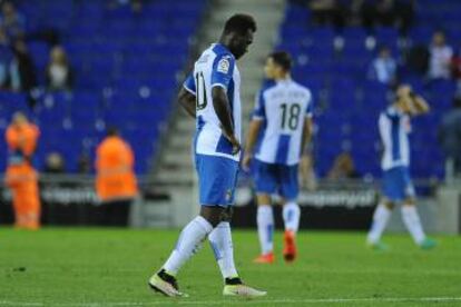 Los futbolistas del Espanyol, tras la derrota ante el Celta. 