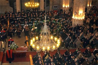 Familiares, amigos, autoridades y admiradores de la soprano llenan la Basílica barcelonesa de Santa María del Mar.