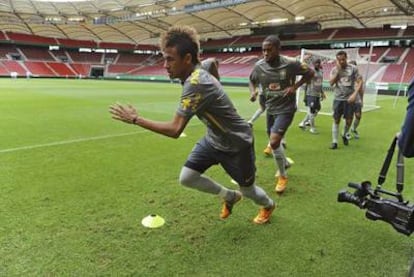 Neymar se entrena con la selección brasileña en Alemania.