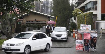 Entrada do condomínio onde Jair Bolsonaro tem casa, no Rio de Janeiro, em outubro de 2018.