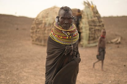  Cuatro temporadas consecutivas de lluvias escasas han dejado a millones de personas afectadas por la sequía en Kenia, Somalia y Etiopía, países acuciados por el hambre. En la foto, una anciana de Turkan en la aldea de Parapul, en el norte de Kenia, este pasado lunes.